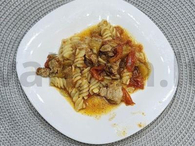 Sotūs mėsa su makaronais lėtoje viryklėje pagrindine nuotrauka