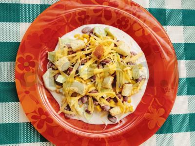 Salotos su kukurūzais, pupelėmis ir sausainiais pagrindine nuotrauka