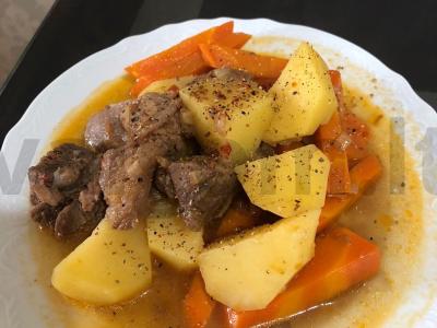 Daržovių troškinys su mėsa pagrindine nuotrauka