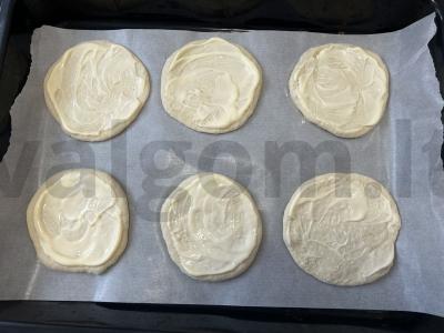 Mini pica su doktorine dešra ir marinuotais agurkais Žingsnis 3