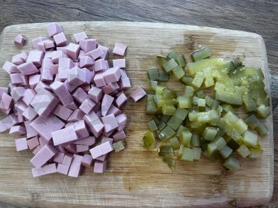 Mini pica su doktorine dešra ir marinuotais agurkais Žingsnis 4