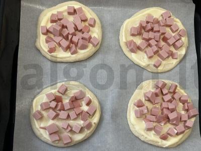 Mini pica su doktorine dešra ir marinuotais agurkais Žingsnis 5