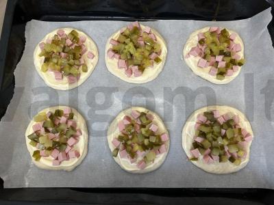 Mini pica su doktorine dešra ir marinuotais agurkais Žingsnis 6