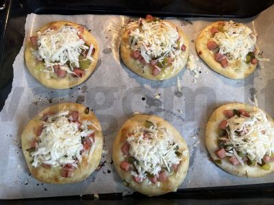 Mini pica su doktorine dešra ir marinuotais agurkais Žingsnis 9