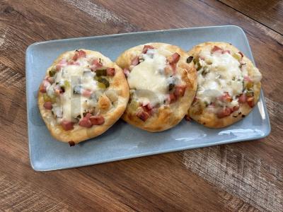 Mini pica su doktorine dešra ir marinuotais agurkais pagrindine nuotrauka