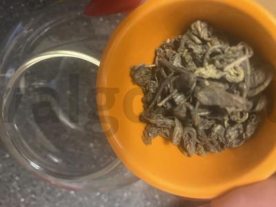 Žalioji arbata su spanguolėmis, obuoliais, imbieru ir žvaigždiniu anyžiu Žingsnis 1