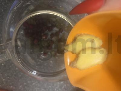 Žalioji arbata su spanguolėmis, obuoliais, imbieru ir žvaigždiniu anyžiu Žingsnis 3