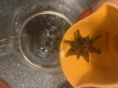 Žalioji arbata su spanguolėmis, obuoliais, imbieru ir žvaigždiniu anyžiu Žingsnis 4