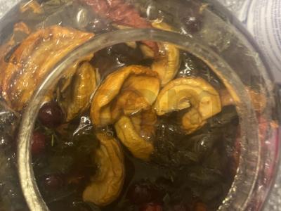 Žalioji arbata su spanguolėmis, obuoliais, imbieru ir žvaigždiniu anyžiu Žingsnis 7