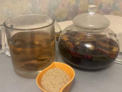 Žalioji arbata su spanguolėmis, obuoliais, imbieru ir žvaigždiniu anyžiu pagrindine nuotrauka