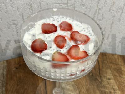 PP desertas su braškėmis ir chia sėklomis pagrindine nuotrauka