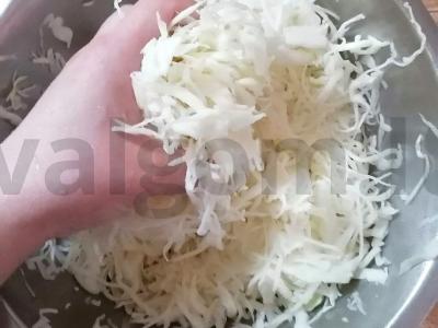 Kopūstų salotas su kanapių aliejumi ir kanapių sėklomis Žingsnis 2