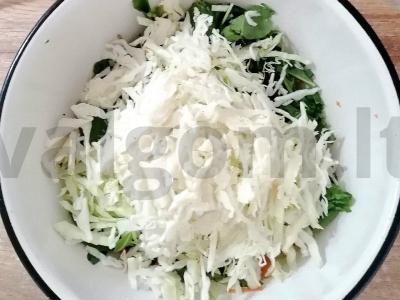 Kopūstų salotas su morkomis ir rukola Žingsnis 5