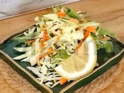 Kopūstų salotas su morkomis ir rukola pagrindine nuotrauka