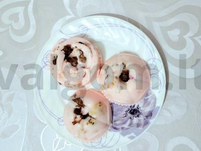 Oro varškės desertas su želatina, riešutais ir šokoladu pagrindine nuotrauka