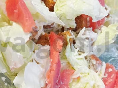 Salotos su raudonąja žuvimi ir sūriu pagrindine nuotrauka