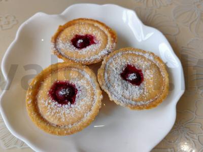 Tartaletės su grietinės kremu ir vyšniomis pagrindine nuotrauka