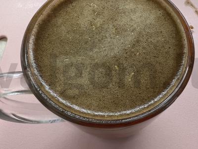 Šviežiai malta kava su kokosų drožlėmis pagrindine nuotrauka