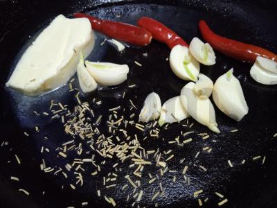 Aštrus jautienos steikas su kuskuso ir žaliųjų pupelių garnyru Žingsnis 1