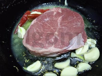 Aštrus jautienos steikas su kuskuso ir žaliųjų pupelių garnyru Žingsnis 3