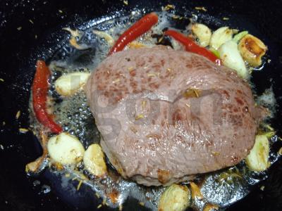 Aštrus jautienos steikas su kuskuso ir žaliųjų pupelių garnyru Žingsnis 4