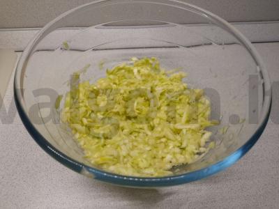 Cukinijų blynai su grietinės padažu Žingsnis 1