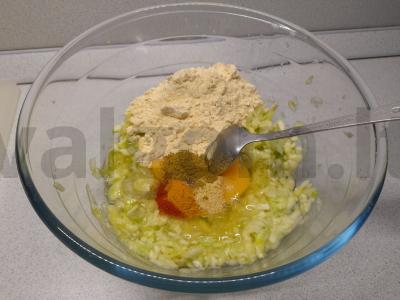 Cukinijų blynai su grietinės padažu Žingsnis 2