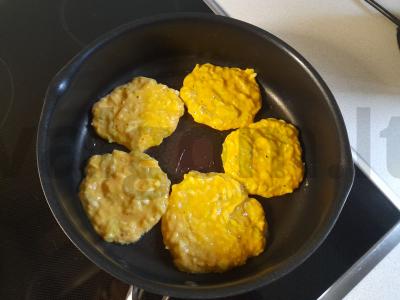 Cukinijų blynai su grietinės padažu Žingsnis 4