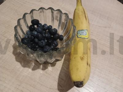 Sviestinis kokteilis su sojų pienu, nektarinu ir mėlynėmis Žingsnis 1