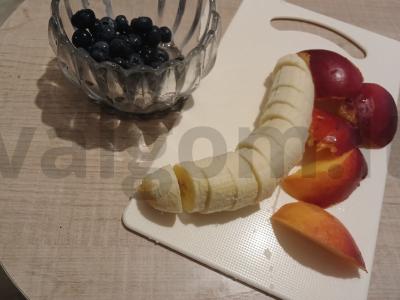 Sviestinis kokteilis su sojų pienu, nektarinu ir mėlynėmis Žingsnis 2