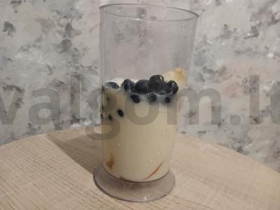 Sviestinis kokteilis su sojų pienu, nektarinu ir mėlynėmis Žingsnis 3