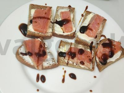 Brusketa su upėtakiu, kreminiu sūriu ir terijaki padažu pagrindine nuotrauka