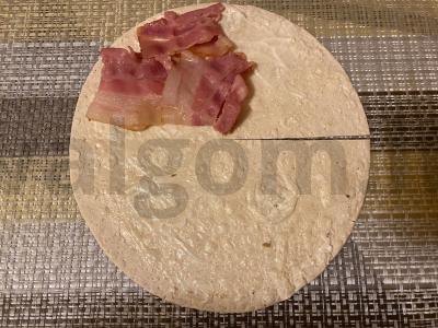 Apvalaus lavašo vokas su bekonu, šviežiu agurku ir sūriu Žingsnis 3