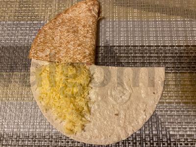 Apvalaus lavašo vokas su bekonu, šviežiu agurku ir sūriu Žingsnis 4