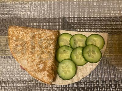 Apvalaus lavašo vokas su bekonu, šviežiu agurku ir sūriu Žingsnis 5