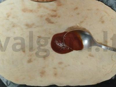 Aštrus pica su pomidorų kubanų padažu, maasdam sūriu ir bekonu Žingsnis 1