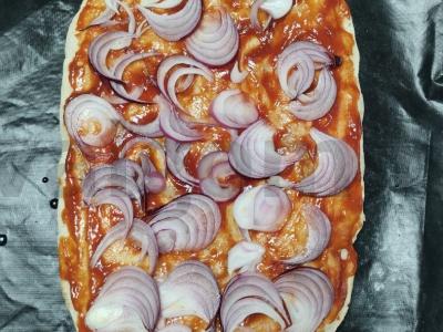 Aštrus pica su pomidorų kubanų padažu, maasdam sūriu ir bekonu Žingsnis 2