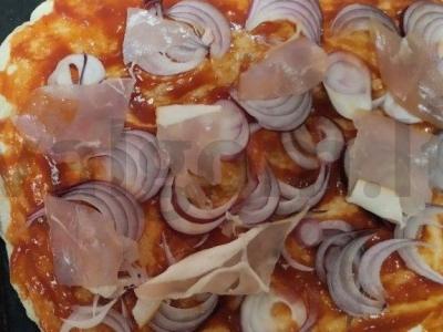 Aštrus pica su pomidorų kubanų padažu, maasdam sūriu ir bekonu Žingsnis 3