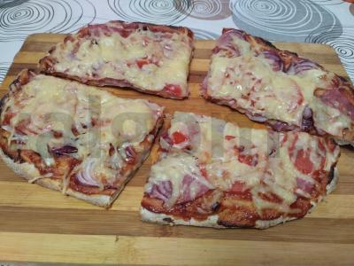 Aštrus pica su pomidorų kubanų padažu, maasdam sūriu ir bekonu pagrindine nuotrauka