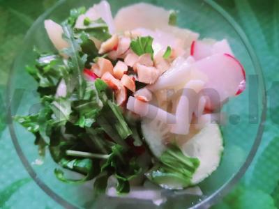 Salotos su kriauše, avokadu ir veganišku sūriu pagrindine nuotrauka