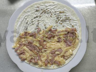 Tortilija su dešrelėmis, sūriu ir pomidorais Žingsnis 4