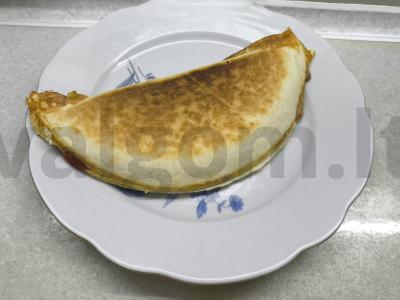 Tortilija su dešrelėmis, sūriu ir pomidorais pagrindine nuotrauka