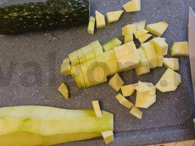 Švelnus salotas su raudona žuvimi, šviežiu cukiniju ir konservuotais žirneliais Žingsnis 1