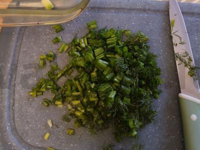 Švelnus salotas su raudona žuvimi, šviežiu cukiniju ir konservuotais žirneliais Žingsnis 2