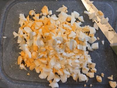 Švelnus salotas su raudona žuvimi, šviežiu cukiniju ir konservuotais žirneliais Žingsnis 3