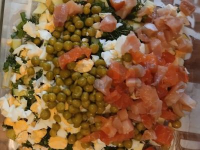 Švelnus salotas su raudona žuvimi, šviežiu cukiniju ir konservuotais žirneliais Žingsnis 5