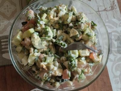 Švelnus salotas su raudona žuvimi, šviežiu cukiniju ir konservuotais žirneliais pagrindine nuotrauka