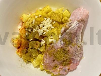 Indėnų šlaunelė, kepta su bulvėmis grietinės ir česnako padaže Žingsnis 2