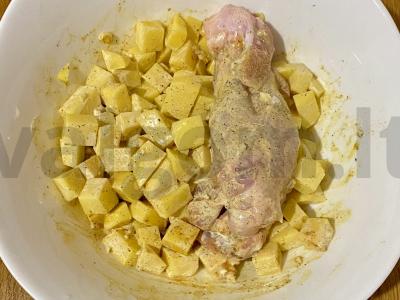 Indėnų šlaunelė, kepta su bulvėmis grietinės ir česnako padaže Žingsnis 3