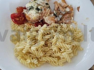 Makaronai su lašiša ir daržovėmis grietinėlės padaže pagrindine nuotrauka